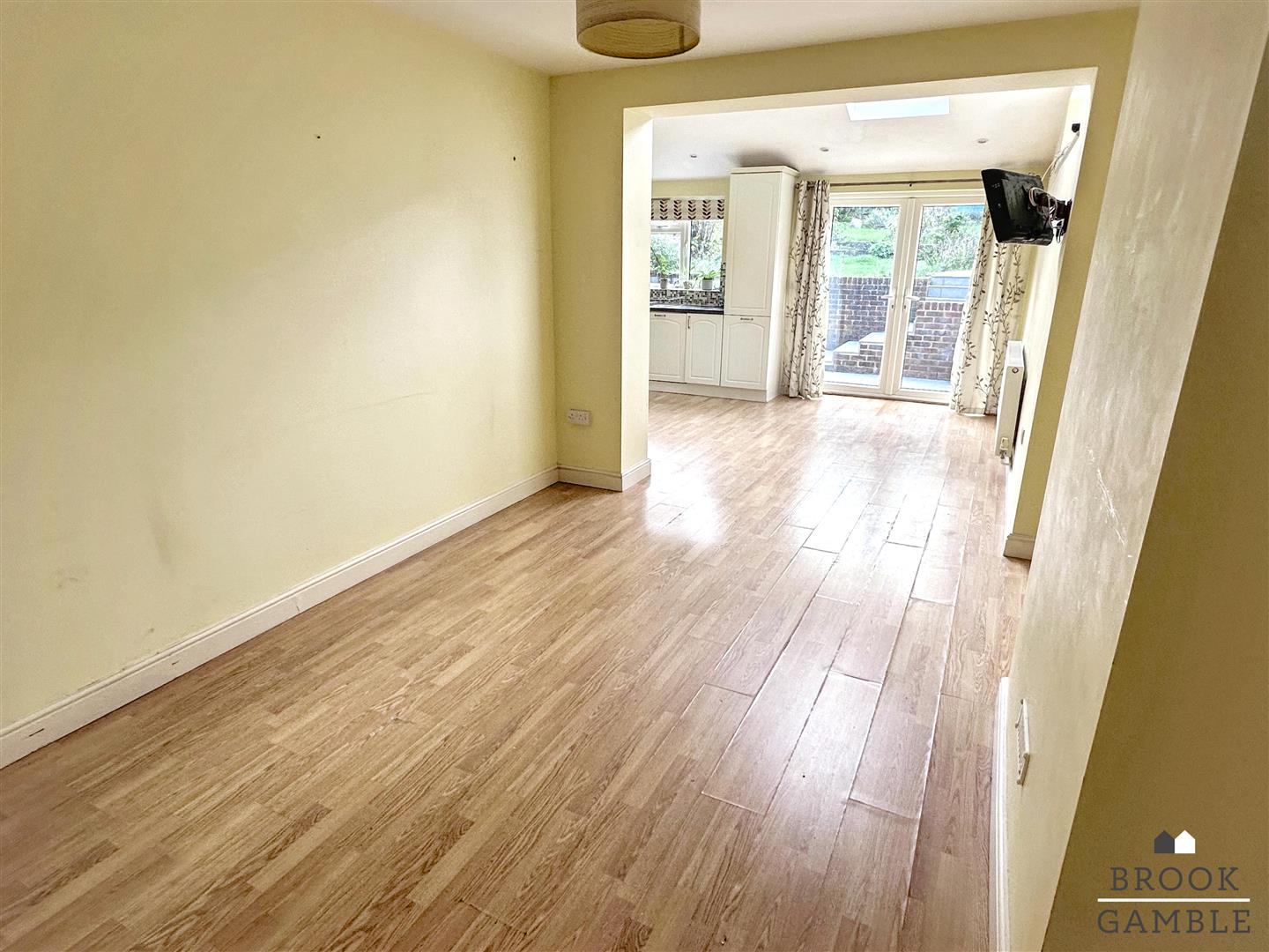 3 Bedroom House - Semi-Detached. Manvers Road in Eastbourne, 10